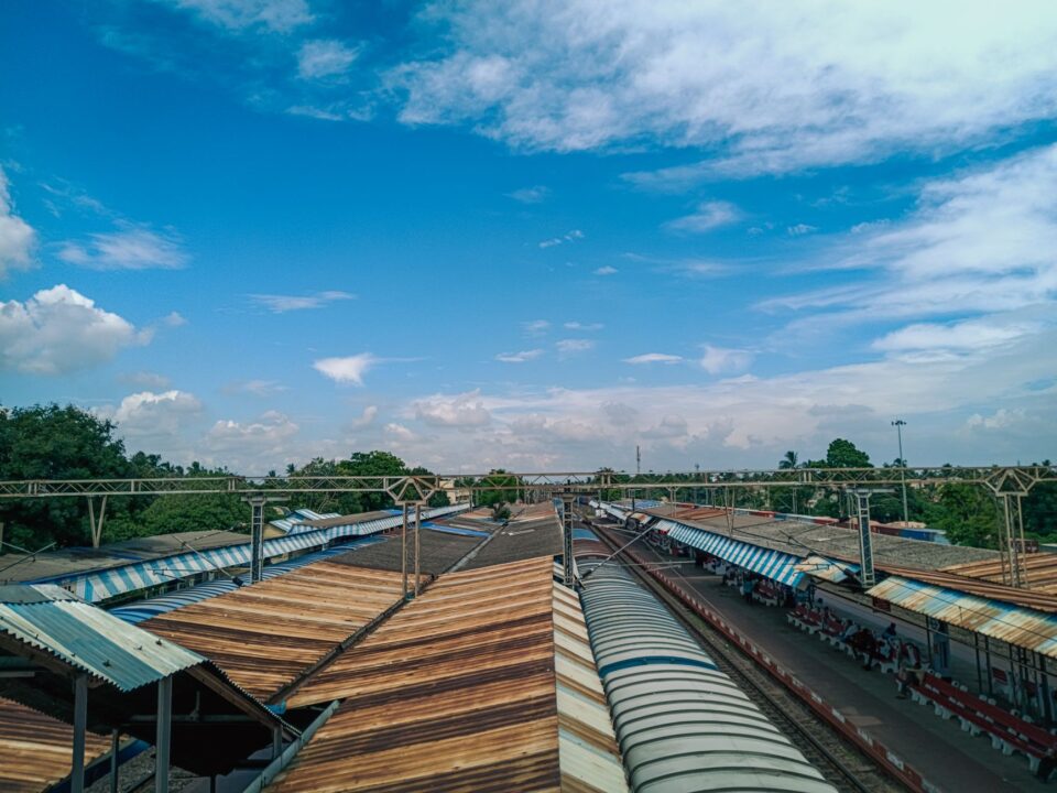 Perron met een trein, het werkterrein van RailStaffing
