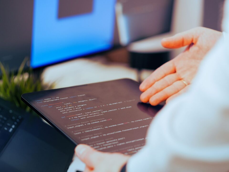 Twee ontwikkelaars bekijken samen code