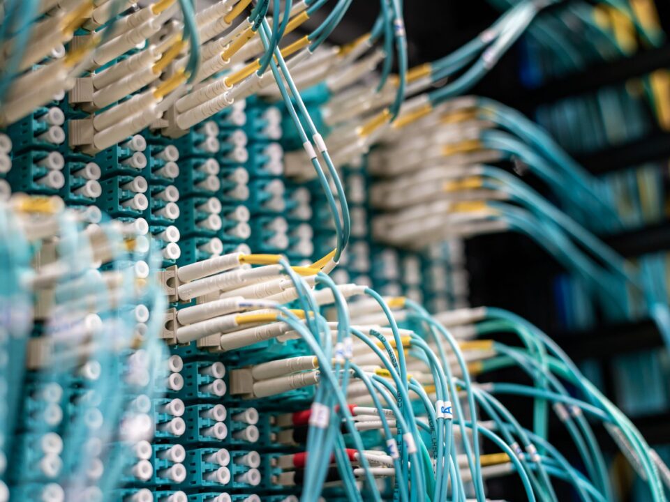Netwerkkabels in een serverkast